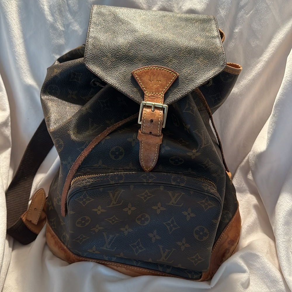 LOUIS VUITTON
Monogram Montsouris GM Backpack This is the authentic